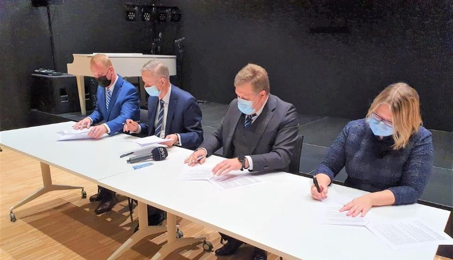 Pildil koalitsioonilepingu allkirjastamine Viimsi raamatukogus