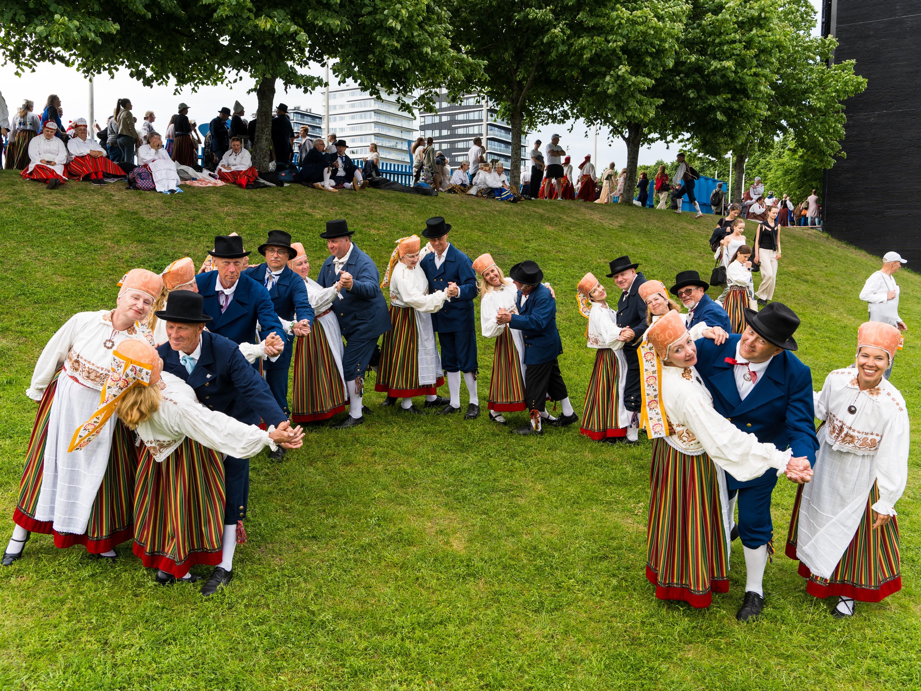 Tantsupidu, viimsilased Valla-alune